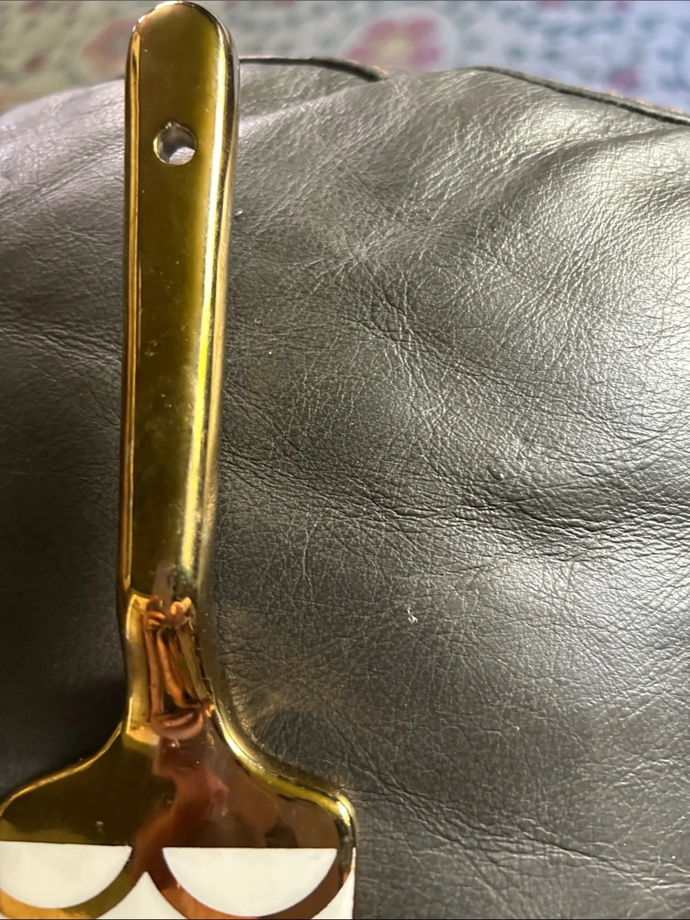 Gold and White Patterned Cake Server - Elegant Kitchen Tool